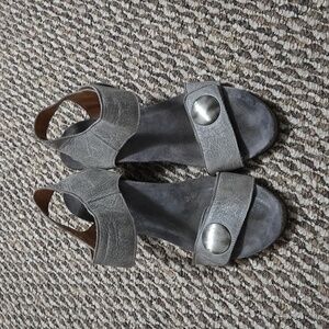 Women's Taos wedge sandals size 10